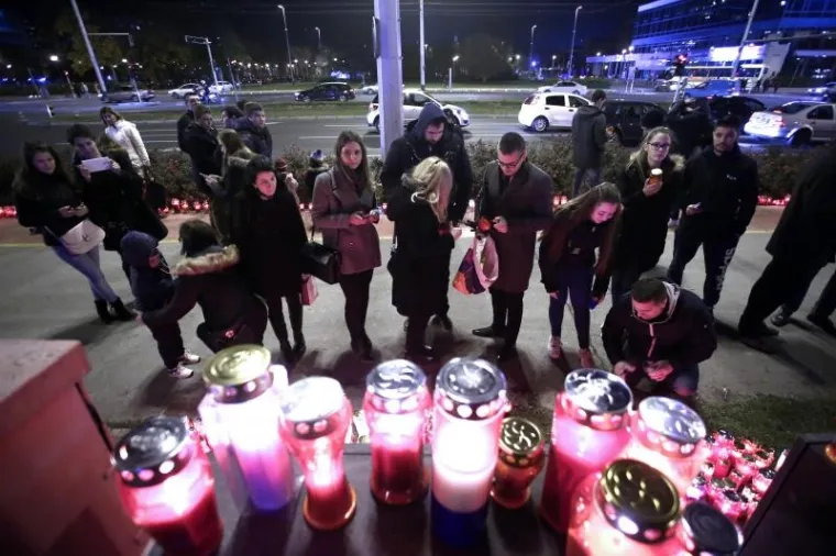 U spomen na žrtve Vukovara građani u cijeloj Hrvatskoj pale svijeće