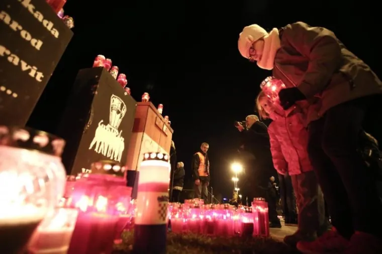 U spomen na žrtve Vukovara građani u cijeloj Hrvatskoj pale svijeće