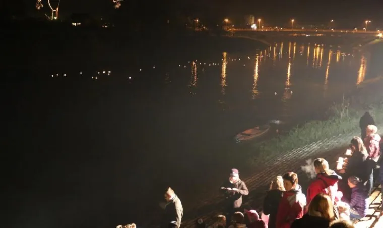 U spomen na žrtve Vukovara građani u cijeloj Hrvatskoj pale svijeće