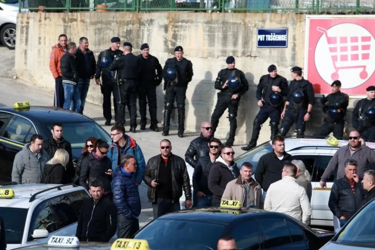 Prva dojava policiji o blokadi stigla je u 6.45 sati nakon čega su na teren iza&scaron;li djelatnici Druge policijske postaje.