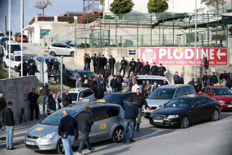 Splitski taksisti su svojim vozilima blokirali izlaz za vozače Taxi Cammea koji su danas trebali započeti s radom.
