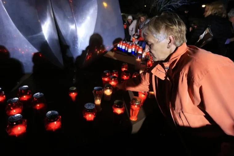 MOLITVA I SVIJEĆE ISPRED VUKOVARSKE BOLNICE: Obilježavanju Dana sjećanja prisustvovao i državni vrh