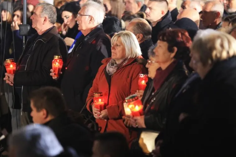 MOLITVA I SVIJEĆE ISPRED VUKOVARSKE BOLNICE: Obilježavanju Dana sjećanja prisustvovao i državni vrh