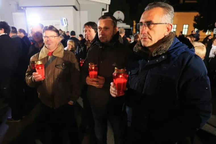 MOLITVA I SVIJEĆE ISPRED VUKOVARSKE BOLNICE: Obilježavanju Dana sjećanja prisustvovao i državni vrh