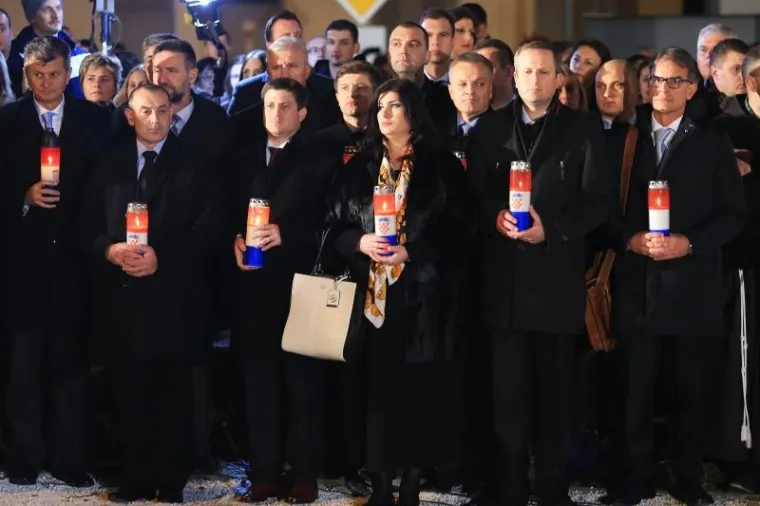 MOLITVA I SVIJEĆE ISPRED VUKOVARSKE BOLNICE: Obilježavanju Dana sjećanja prisustvovao i državni vrh