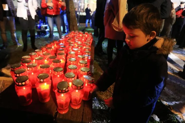 MOLITVA I SVIJEĆE ISPRED VUKOVARSKE BOLNICE: Obilježavanju Dana sjećanja prisustvovao i državni vrh