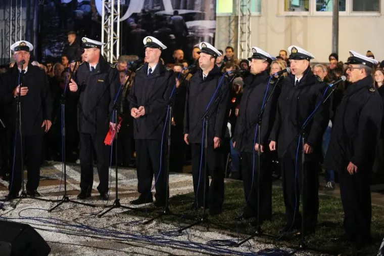 MOLITVA I SVIJEĆE ISPRED VUKOVARSKE BOLNICE: Obilježavanju Dana sjećanja prisustvovao i državni vrh