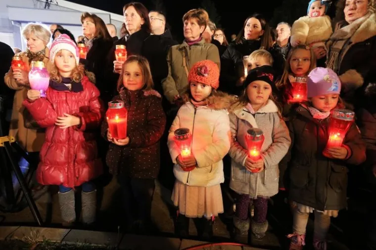 MOLITVA I SVIJEĆE ISPRED VUKOVARSKE BOLNICE: Obilježavanju Dana sjećanja prisustvovao i državni vrh