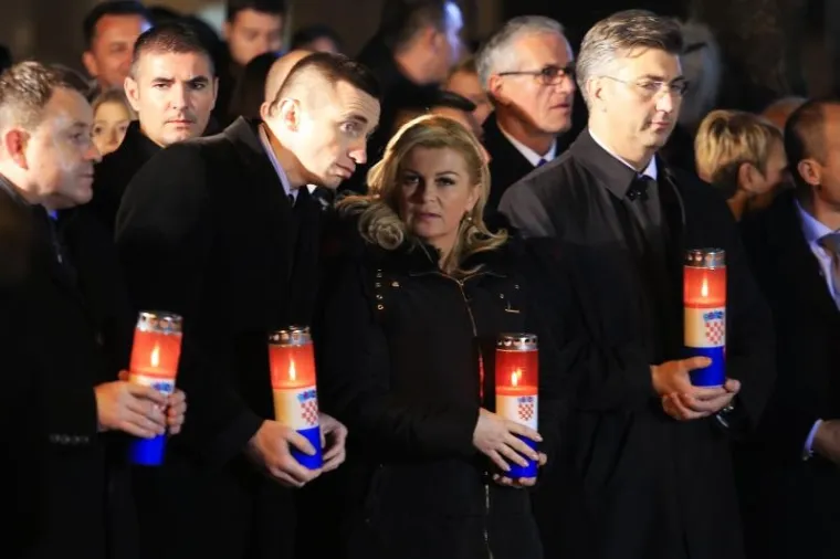 MOLITVA I SVIJEĆE ISPRED VUKOVARSKE BOLNICE: Obilježavanju Dana sjećanja prisustvovao i državni vrh