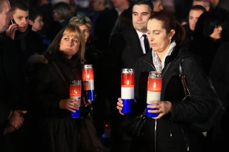 MOLITVA I SVIJEĆE ISPRED VUKOVARSKE BOLNICE: Obilježavanju Dana sjećanja prisustvovao i državni vrh