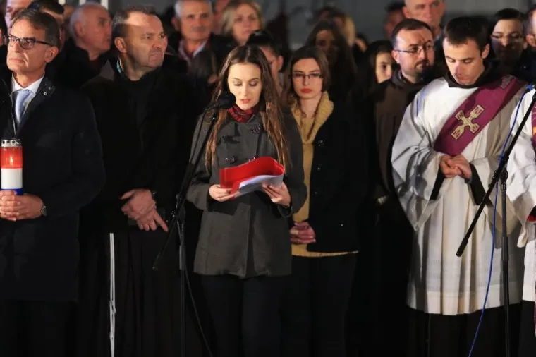 Molitvu su predvodili mladi grada Vukovara, a pjevala je Klapa Sveti Juraj, Hrvatske ratne mornarice.