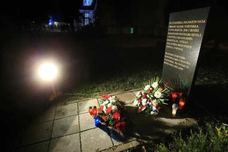 MOLITVA I SVIJEĆE ISPRED VUKOVARSKE BOLNICE: Obilježavanju Dana sjećanja prisustvovao i državni vrh