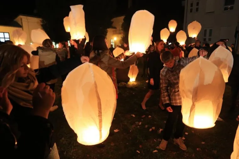 MOLITVA I SVIJEĆE ISPRED VUKOVARSKE BOLNICE: Obilježavanju Dana sjećanja prisustvovao i državni vrh