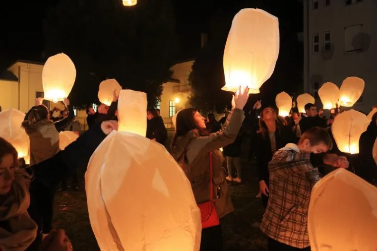 MOLITVA I SVIJEĆE ISPRED VUKOVARSKE BOLNICE: Obilježavanju Dana sjećanja prisustvovao i državni vrh