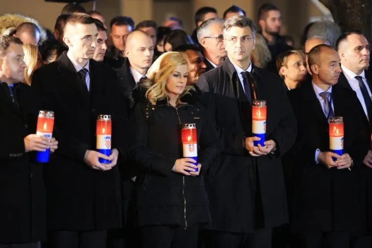 MOLITVA I SVIJEĆE ISPRED VUKOVARSKE BOLNICE: Obilježavanju Dana sjećanja prisustvovao i državni vrh