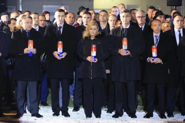 Na obilježavanju je sudjelovao državni vrh., Uz gradonečelnika Ivana Penavu na slici je  predsjednica Kolinda Grabar Kitarović, premijer Andrej Plenković, ministar obrane Damir Krstičević,