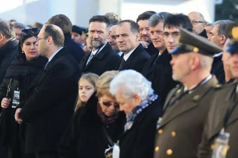 Dan sjećanja na žrtvu Vukovara 1991.-2016. Prigodni program počeo je okupljanjem u dvori&scaron;tu Opće županijske bolnice Vukovar i bolnice hrvatskih veterana te Putem sjećanja i svjetlosti. a Križnom putu - Koloni sjećanja sudjelovali su hrvatski branitelji sa članovima obitelji poginulih, ubijenih i zatočenih branitelja, državni vrh i brojni gradjani.  Gabrijela Žalac, Davor Ivo Stier, Slaven Dobrović, Pavo Bari&scaron;ić. Milan Kujundžić.