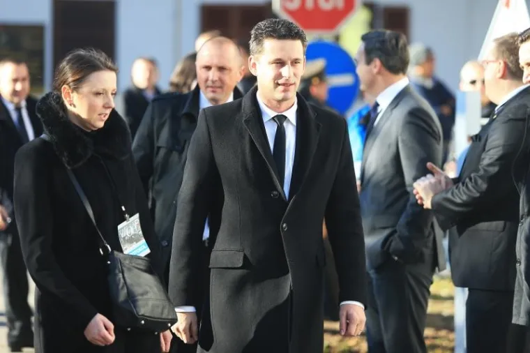 Dan sjećanja na žrtvu Vukovara 1991.-2016. Prigodni program počeo je okupljanjem u dvori&scaron;tu Opće županijske bolnice Vukovar i bolnice hrvatskih veterana te Putem sjećanja i svjetlosti. a Križnom putu - Koloni sjećanja sudjelovali su hrvatski branitelji sa članovima obitelji poginulih, ubijenih i zatočenih branitelja, državni vrh i brojni gradjani. Predsjednik Sabora Božo Petrov.