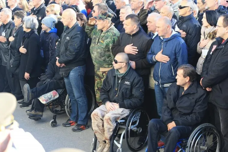 Dan sjećanja na žrtvu Vukovara 1991.-2016. Prigodni program počeo je okupljanjem u dvori&scaron;tu Opće županijske bolnice Vukovar i bolnice hrvatskih veterana te Putem sjećanja i svjetlosti. a Križnom putu - Koloni sjećanja sudjelovali su hrvatski branitelji sa članovima obitelji poginulih, ubijenih i zatočenih branitelja, državni vrh i brojni gradjani.