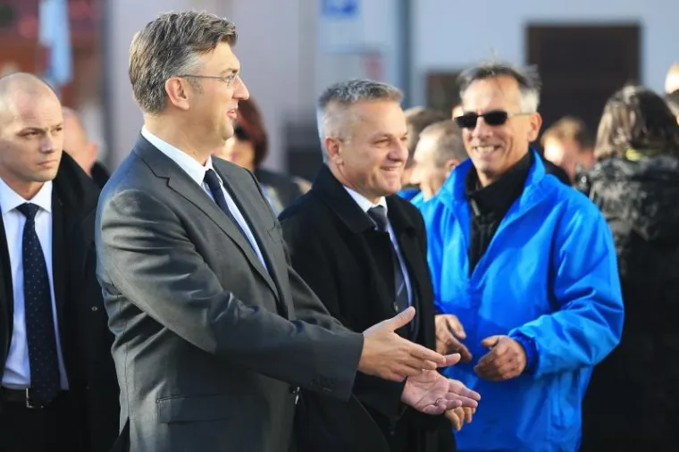 Dan sjećanja na žrtvu Vukovara 1991.-2016. Prigodni program počeo je okupljanjem u dvori&scaron;tu Opće županijske bolnice Vukovar i bolnice hrvatskih veterana te Putem sjećanja i svjetlosti. a Križnom putu - Koloni sjećanja sudjelovali su hrvatski branitelji sa članovima obitelji poginulih, ubijenih i zatočenih branitelja, državni vrh i brojni gradjani. Premijer Andrej Plenković.