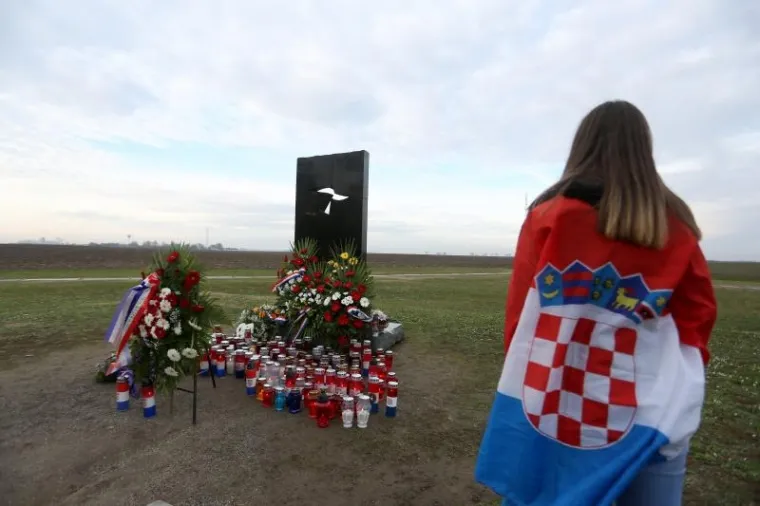 Dan uoci obilježavanja 18.11., Dana pada Vukovara, građani iz svih krajeva Hrvatske posjetili su Memorijalno groblje i Ovčaru kako bi odali poast poginulima i nestalima.