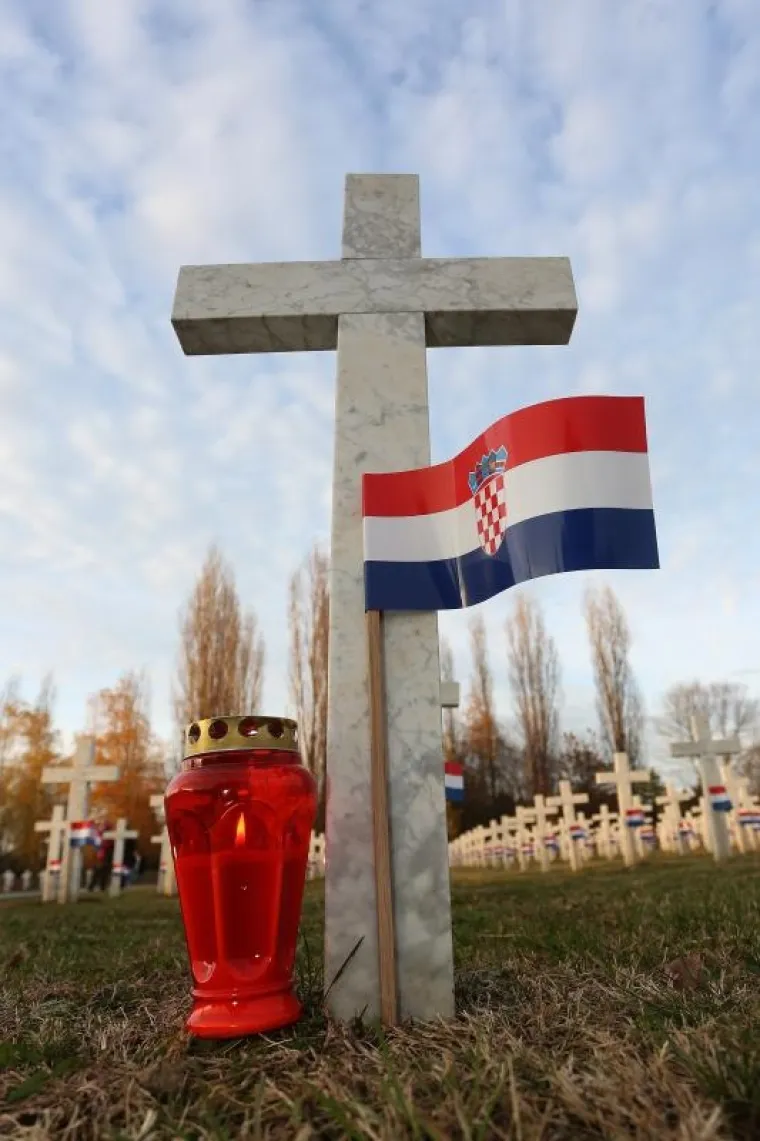 KOLONA SJEĆANJA U GRADU HEROJU: 100 tisuća ljudi obilježilo 25. obljetnicu vukovarske tragedije