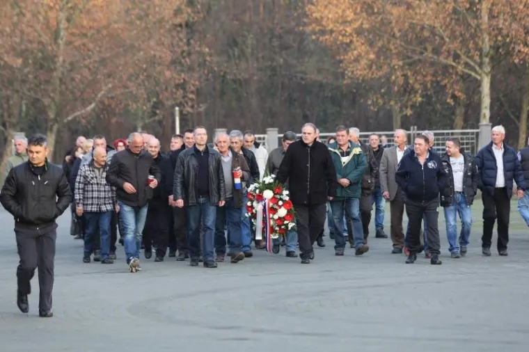 KOLONA SJEĆANJA U GRADU HEROJU: 100 tisuća ljudi obilježilo 25. obljetnicu vukovarske tragedije