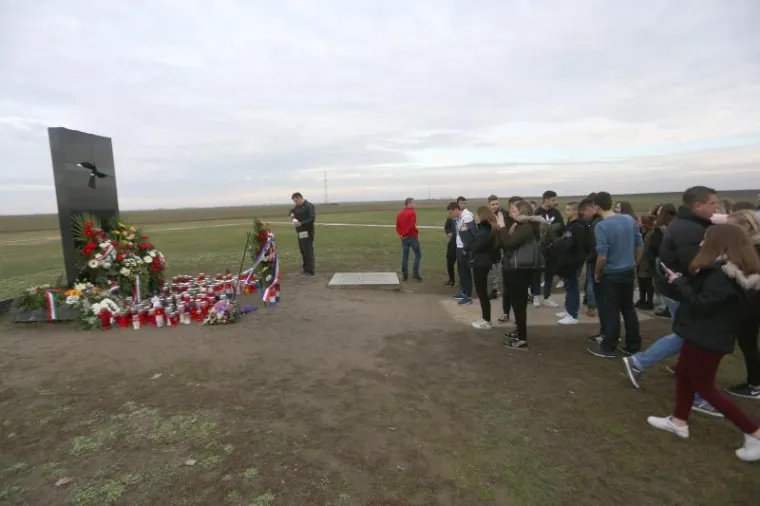 KOLONA SJEĆANJA U GRADU HEROJU: 100 tisuća ljudi obilježilo 25. obljetnicu vukovarske tragedije