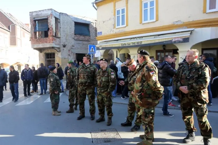 KOLONA SJEĆANJA U GRADU HEROJU: 100 tisuća ljudi obilježilo 25. obljetnicu vukovarske tragedije
