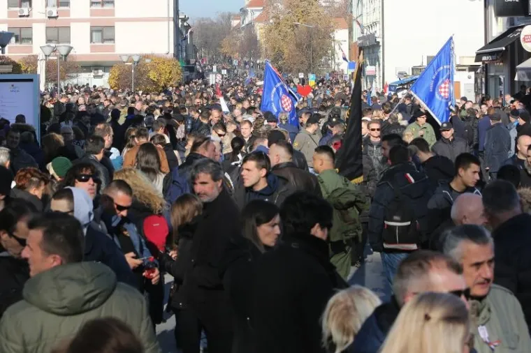 KOLONA SJEĆANJA U GRADU HEROJU: 100 tisuća ljudi obilježilo 25. obljetnicu vukovarske tragedije