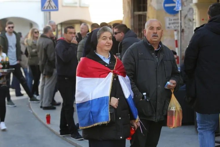 KOLONA SJEĆANJA U GRADU HEROJU: 100 tisuća ljudi obilježilo 25. obljetnicu vukovarske tragedije