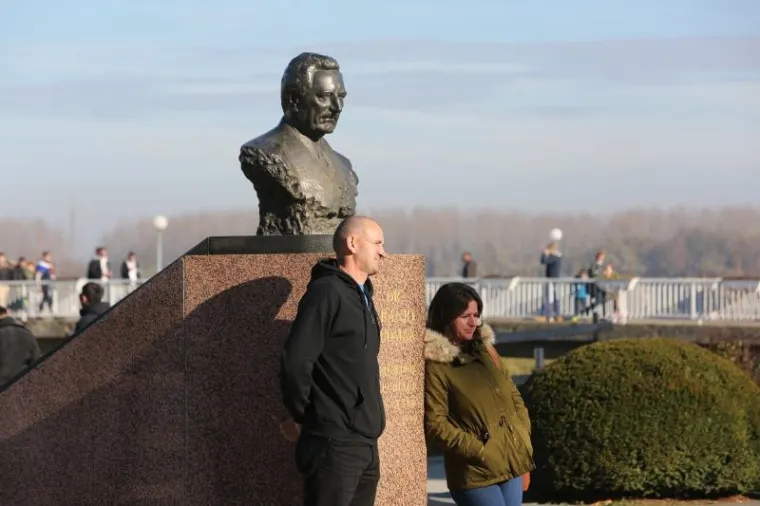 KOLONA SJEĆANJA U GRADU HEROJU: 100 tisuća ljudi obilježilo 25. obljetnicu vukovarske tragedije