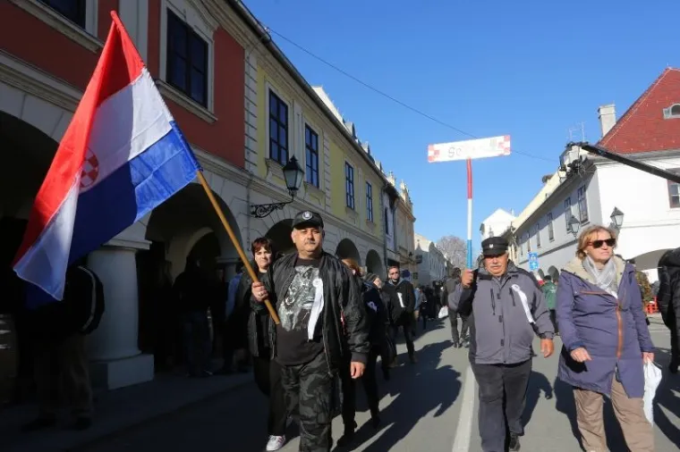 KOLONA SJEĆANJA U GRADU HEROJU: 100 tisuća ljudi obilježilo 25. obljetnicu vukovarske tragedije