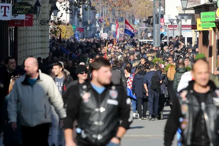 KOLONA SJEĆANJA U GRADU HEROJU: 100 tisuća ljudi obilježilo 25. obljetnicu vukovarske tragedije