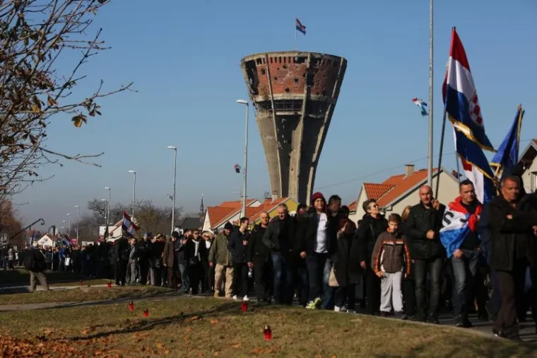 KOLONA SJEĆANJA U GRADU HEROJU: 100 tisuća ljudi obilježilo 25. obljetnicu vukovarske tragedije