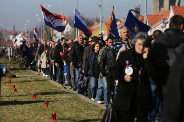 Dan sjećanja na žrtvu Vukovara 1991.-2016. Prigodni program počeo je okupljanjem u dvori&scaron;tu Opće županijske bolnice Vukovar i bolnice hrvatskih veterana te Putem sjećanja i svjetlosti. Na Križnom putu - Koloni sjećanja sudjelovali su hrvatski branitelji s članovima obitelji poginulih, ubijenih i zatočenih branitelja, državni vrh i brojni građani.