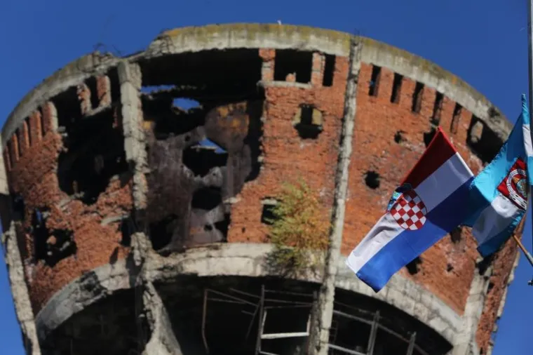 KOLONA SJEĆANJA U GRADU HEROJU: 100 tisuća ljudi obilježilo 25. obljetnicu vukovarske tragedije