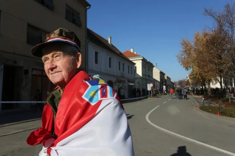 KOLONA SJEĆANJA U GRADU HEROJU: 100 tisuća ljudi obilježilo 25. obljetnicu vukovarske tragedije