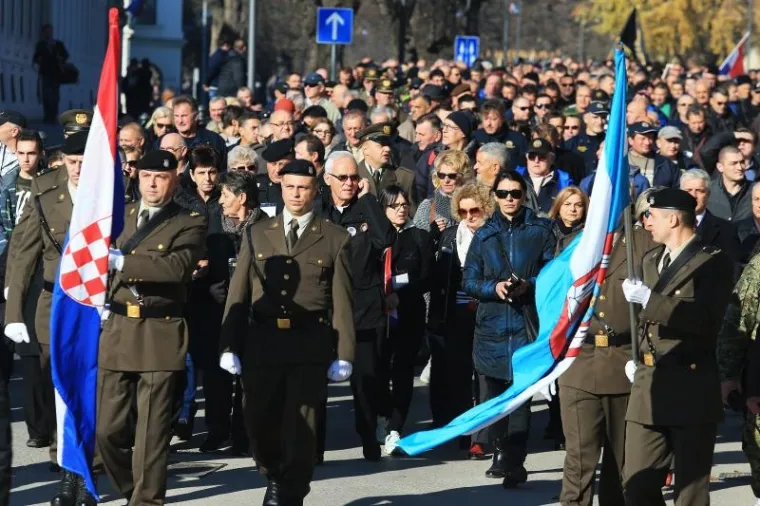 KOLONA SJEĆANJA U GRADU HEROJU: 100 tisuća ljudi obilježilo 25. obljetnicu vukovarske tragedije