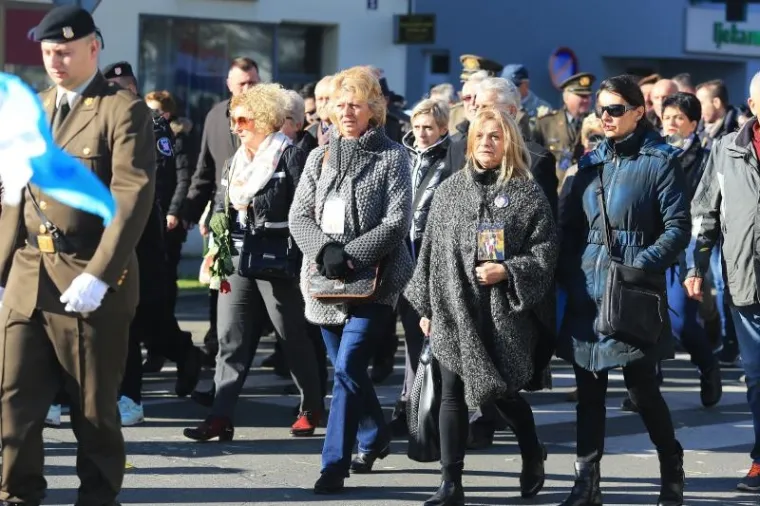 KOLONA SJEĆANJA U GRADU HEROJU: 100 tisuća ljudi obilježilo 25. obljetnicu vukovarske tragedije