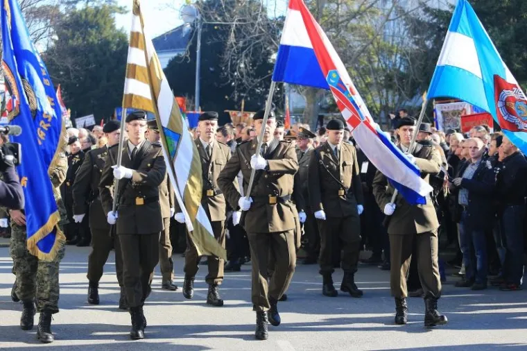 KOLONA SJEĆANJA U GRADU HEROJU: 100 tisuća ljudi obilježilo 25. obljetnicu vukovarske tragedije