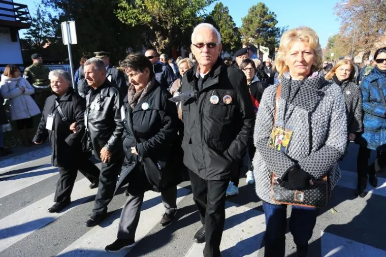 KOLONA SJEĆANJA U GRADU HEROJU: 100 tisuća ljudi obilježilo 25. obljetnicu vukovarske tragedije