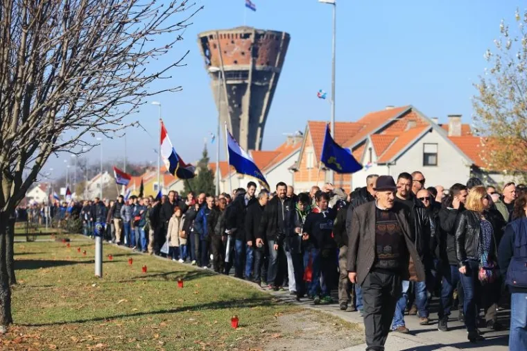 KOLONA SJEĆANJA U GRADU HEROJU: 100 tisuća ljudi obilježilo 25. obljetnicu vukovarske tragedije