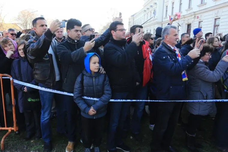KOLONA SJEĆANJA U GRADU HEROJU: 100 tisuća ljudi obilježilo 25. obljetnicu vukovarske tragedije