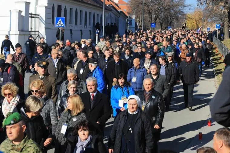 KOLONA SJEĆANJA U GRADU HEROJU: 100 tisuća ljudi obilježilo 25. obljetnicu vukovarske tragedije
