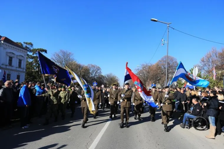 KOLONA SJEĆANJA U GRADU HEROJU: 100 tisuća ljudi obilježilo 25. obljetnicu vukovarske tragedije