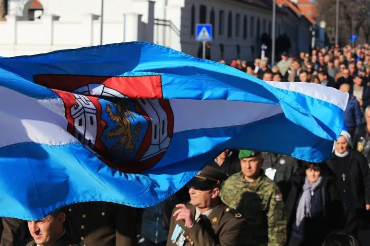KOLONA SJEĆANJA U GRADU HEROJU: 100 tisuća ljudi obilježilo 25. obljetnicu vukovarske tragedije