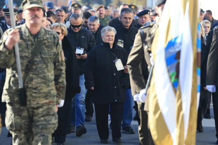 KOLONA SJEĆANJA U GRADU HEROJU: 100 tisuća ljudi obilježilo 25. obljetnicu vukovarske tragedije