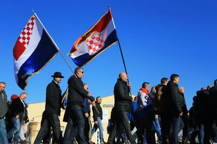 KOLONA SJEĆANJA U GRADU HEROJU: 100 tisuća ljudi obilježilo 25. obljetnicu vukovarske tragedije