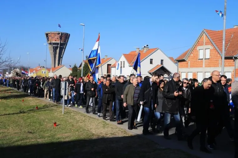 KOLONA SJEĆANJA U GRADU HEROJU: 100 tisuća ljudi obilježilo 25. obljetnicu vukovarske tragedije